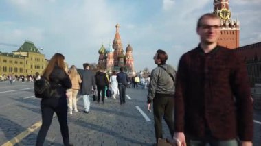 17 Nisan 2021, MOSCOW, RUSSIA: Moskova Kızıl Meydanı, Kremlin Duvarı, Devlet Tarihi Müzesi, yürüyen insanlar.