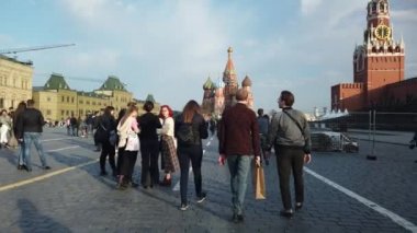 17 Nisan 2021, MOSCOW, RUSSIA: Moskova Kızıl Meydanı, Kremlin Duvarı, Devlet Tarihi Müzesi, yürüyen insanlar.