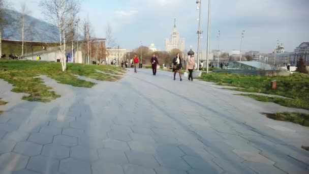 Abril 2021 Moscú Rusia Los Turistas Caminan Sobre Puente Parque — Vídeos de Stock