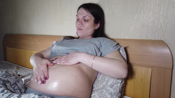 Pragnancy loción mujer en el vientre. Hidratación del abdomen durante el embarazo por estrías — Vídeos de Stock