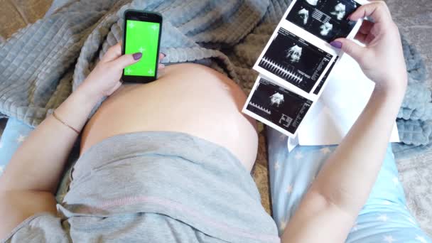 Une Femme Enceinte Est Couchée Lit Avec Téléphone Dans Main — Video