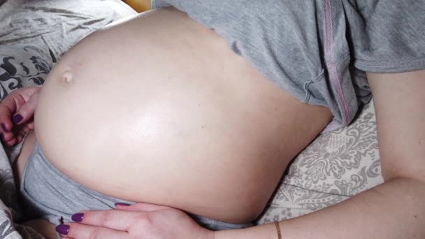 Belle Femme Enceinte Sentant Coup Pied Bébé Belle Mère Regardant — Video