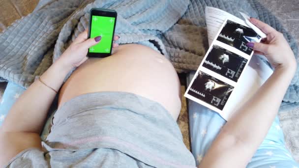 Une Femme Enceinte Est Couchée Lit Avec Téléphone Dans Main — Video