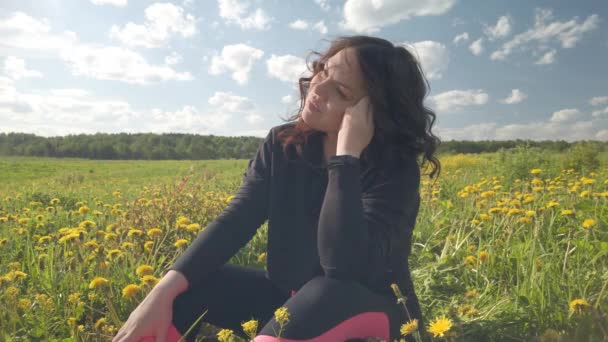 Girl Sits Spring Meadow Overgrown Flowering Dandelions Portrait Woman Selects — Αρχείο Βίντεο