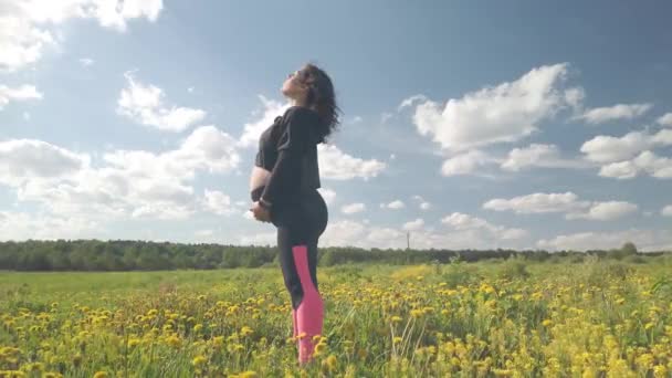 Ragazza Incinta Campo Fiore Sport — Video Stock