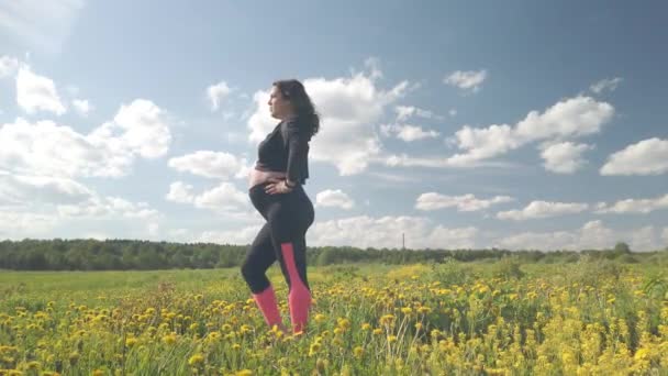 Zwanger Meisje Een Bloeiende Veld Doet Sport — Stockvideo