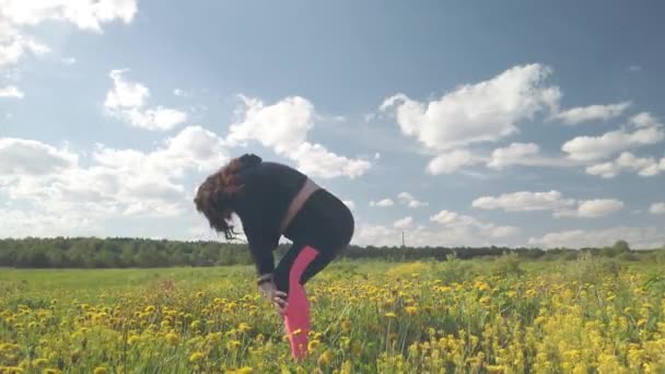 Gravid Flicka Blommande Fält Gör Sport — Stockvideo