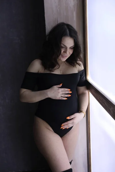 Красивая Беременная Женщина Позирует Студии — стоковое фото