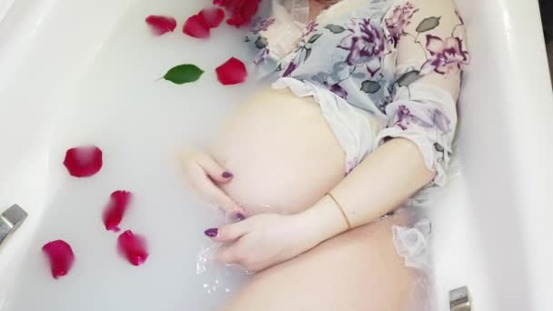 Schwangere in Unterwäsche badet mit Milch und Rosenblüten — Stockvideo