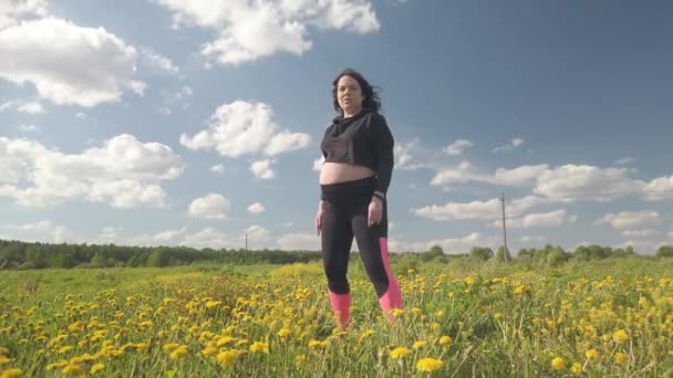 Беременная Женщина Занимается Спортом Природе — стоковое видео