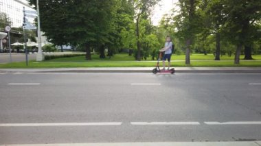 06 Mayıs 2021, VDNH, MOSCOW, RUSSIA: Şehir parkında insanlar elektrikli scooter ve bisiklete biniyor