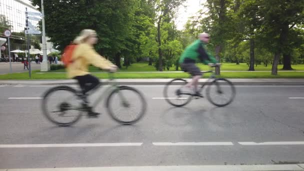 Maj 2021 Vdnh Moscow Russia Ludzie Jeżdżą Skuterach Elektrycznych Rowerach — Wideo stockowe