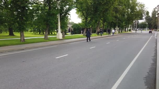 Maio 2021 Vdnh Moscow Rússia Pessoas Andam Scooters Elétricos Bicicletas — Vídeo de Stock