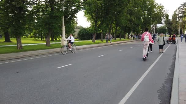 Maio 2021 Vdnh Moscow Rússia Pessoas Andam Scooters Elétricos Bicicletas — Vídeo de Stock