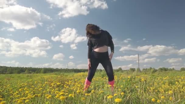 Femme Enceinte Faisant Sport Dans Nature — Video