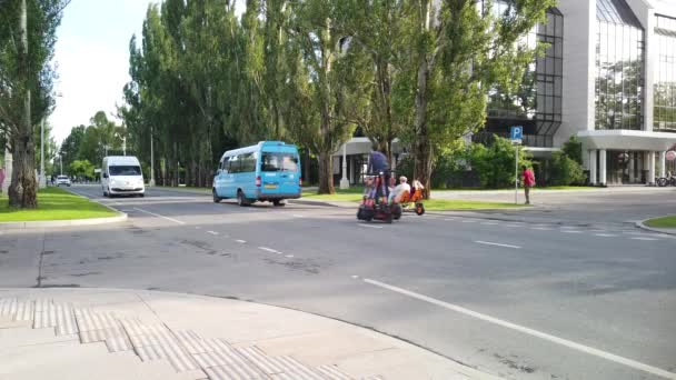 Maio 2021 Vdnh Moscow Rússia Pessoas Parque Andam Scooters Elétricos — Vídeo de Stock