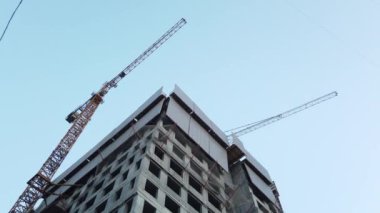 Bir yerleşim yerinin yüksek kulesinin inşaatı, inşaat kulesi vincleri var..