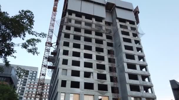 Construção Uma Torre Arranha Céus Edifício Residencial Guindastes Torre Construção — Vídeo de Stock