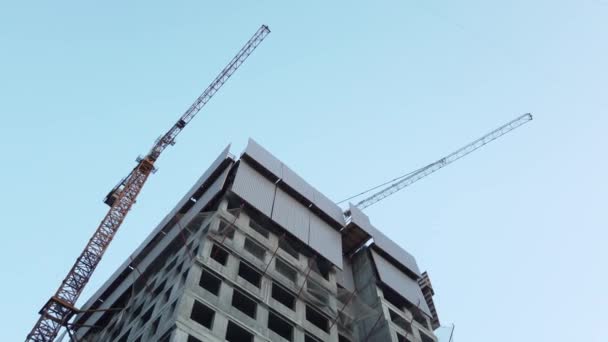 Construção Uma Torre Arranha Céus Edifício Residencial Guindastes Torre Construção — Vídeo de Stock