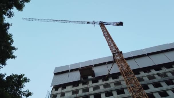 Pembangunan Menara Tinggi Dari Bangunan Perumahan Ada Menara Konstruksi Derek — Stok Video