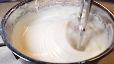 Hamur karıştırıcıyı yapma ve çırpma işlemi, sıvı hamur ve çırpma kabı.