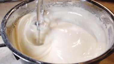 Hamur karıştırıcıyı yapma ve çırpma işlemi, sıvı hamur ve çırpma kabı.
