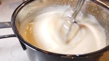 Hamur karıştırıcıyı yapma ve çırpma işlemi, sıvı hamur ve çırpma kabı.