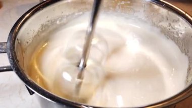 Hamur karıştırıcıyı yapma ve çırpma işlemi, sıvı hamur ve çırpma kabı.