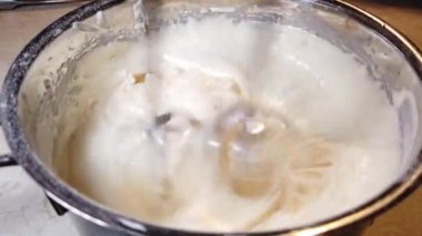 Hamur karıştırıcıyı yapma ve çırpma işlemi, sıvı hamur ve çırpma kabı.