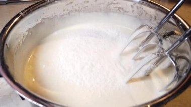 Hamur karıştırıcıyı yapma ve çırpma işlemi, sıvı hamur ve çırpma kabı.