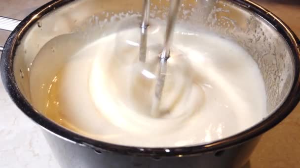 面团搅拌器的制作和搅拌工艺 搅拌碗中的液体面团 — 图库视频影像