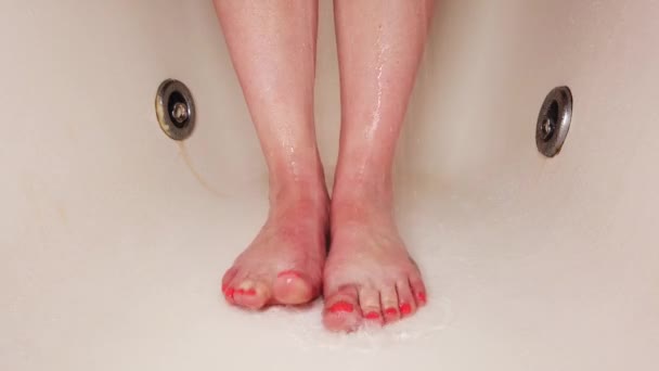 Mujer Lava Pie Con Las Manos Baño Aplica Exfoliante Las — Vídeos de Stock