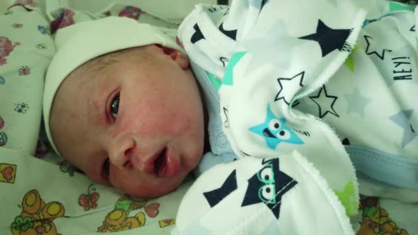 Doğum Hastanesinde Yeni Doğmuş Bir Bebek Bebek Daha Yeni Doğdu — Stok video