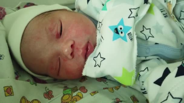 Recién Nacido Hospital Maternidad Bebé Acaba Nacer Cambió Ropa Limpia — Vídeos de Stock