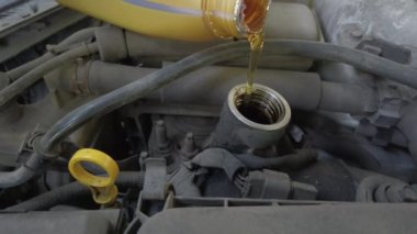 Motorun denetimi ve motor yağı seviyesini kontrol etmek, araba motoruna yeni yağ eklemek