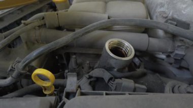 Motorun denetimi ve motor yağı seviyesini kontrol etmek, araba motoruna yeni yağ eklemek