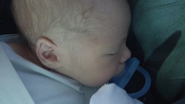 Κοντινό Πλάνο Του Νεογέννητου Αγοριού Κοιμάται Παιδικό Κάθισμα Αυτοκινήτου — Αρχείο Βίντεο