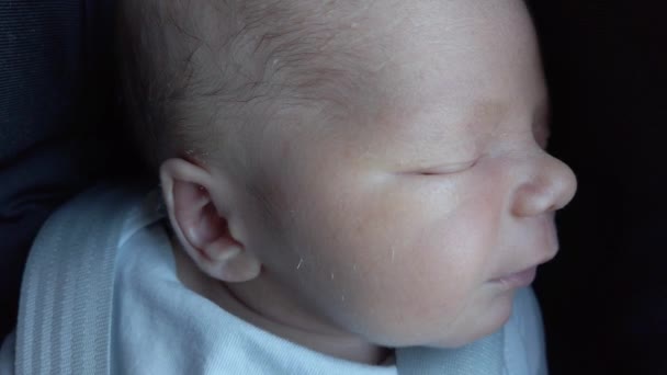 Közelkép Újszülött Fiú Alszik Gyermek Autó Ülés — Stock videók