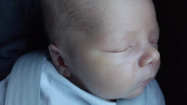 Close Van Pasgeboren Baby Jongen Slapen Een Kind Autostoel — Stockvideo