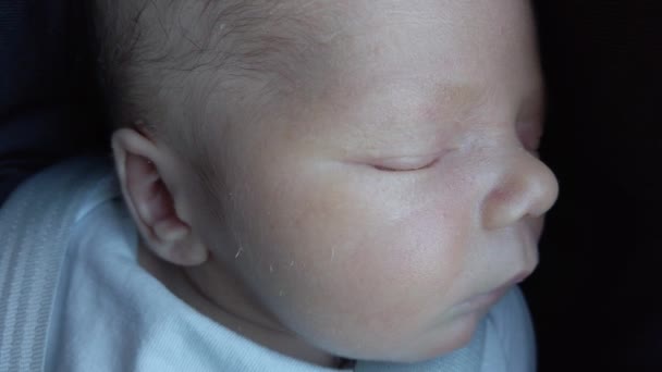 Közelkép Újszülött Fiú Alszik Gyermek Autó Ülés — Stock videók