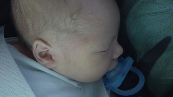 Κοντινό Πλάνο Του Νεογέννητου Αγοριού Κοιμάται Παιδικό Κάθισμα Αυτοκινήτου — Αρχείο Βίντεο