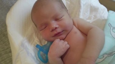 Bebek bebek kapsülünde yatıyor. Yeni doğan kozası, bebek uykusunda güvende..