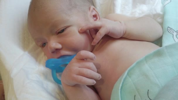 Bambino Sdraiato Nel Bozzolo Del Neonato Sicurezza Del Sonno Infantile — Video Stock