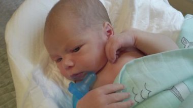 Bebek bebek kapsülünde yatıyor. Yeni doğan kozası, bebek uykusunda güvende..