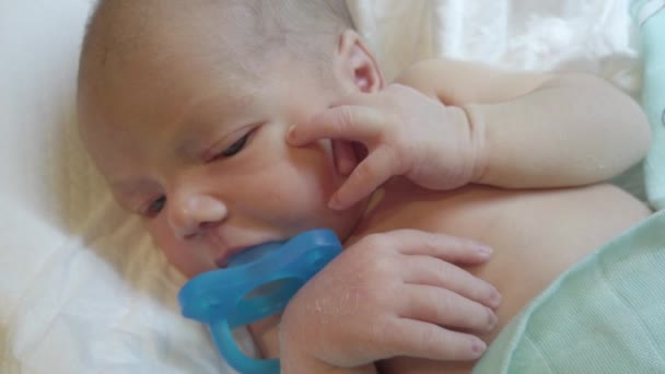 Bambino Sdraiato Nel Bozzolo Del Neonato Sicurezza Del Sonno Infantile — Video Stock