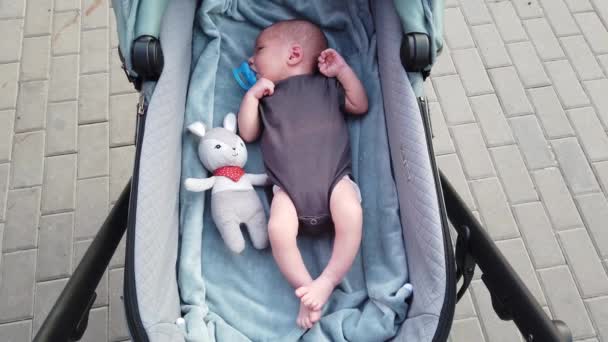 Pasgeboren Baby Liggend Een Kinderwagen Zuigen Aan Een Fopspeen Een — Stockvideo