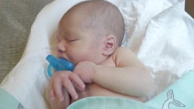 Bebek yatak kozasında yatıyor.