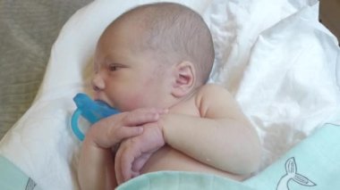 Bebek yatak kozasında yatıyor.