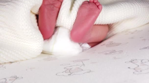 閉じるアップショットの新生児でおむつ横にバックとけいれん彼女の小さな足 — ストック動画