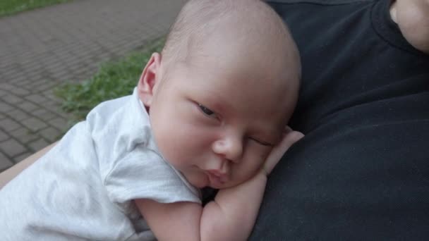 Bebê Recém Nascido Está Deitado Peito Uma Mãe Sentada Banco — Vídeo de Stock